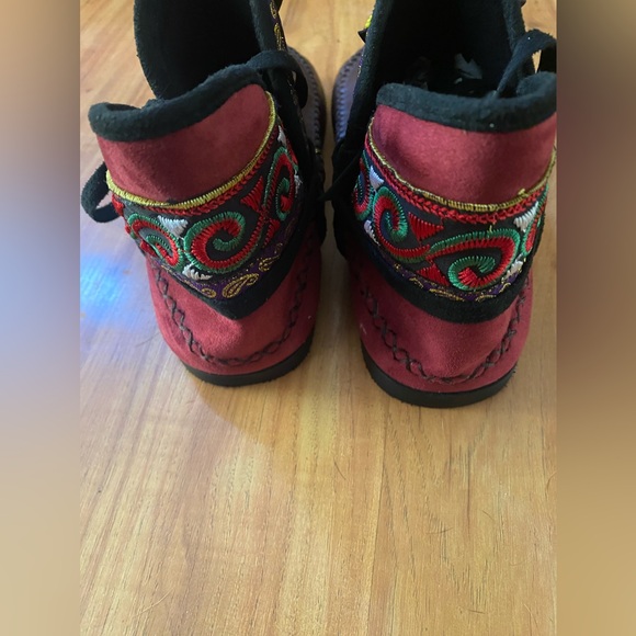 Beaded Moccasins - Picture 3 of 7